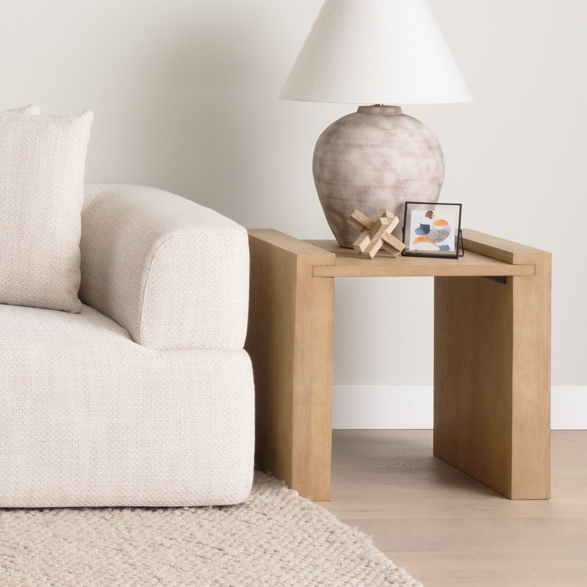 Hugo Accent Table