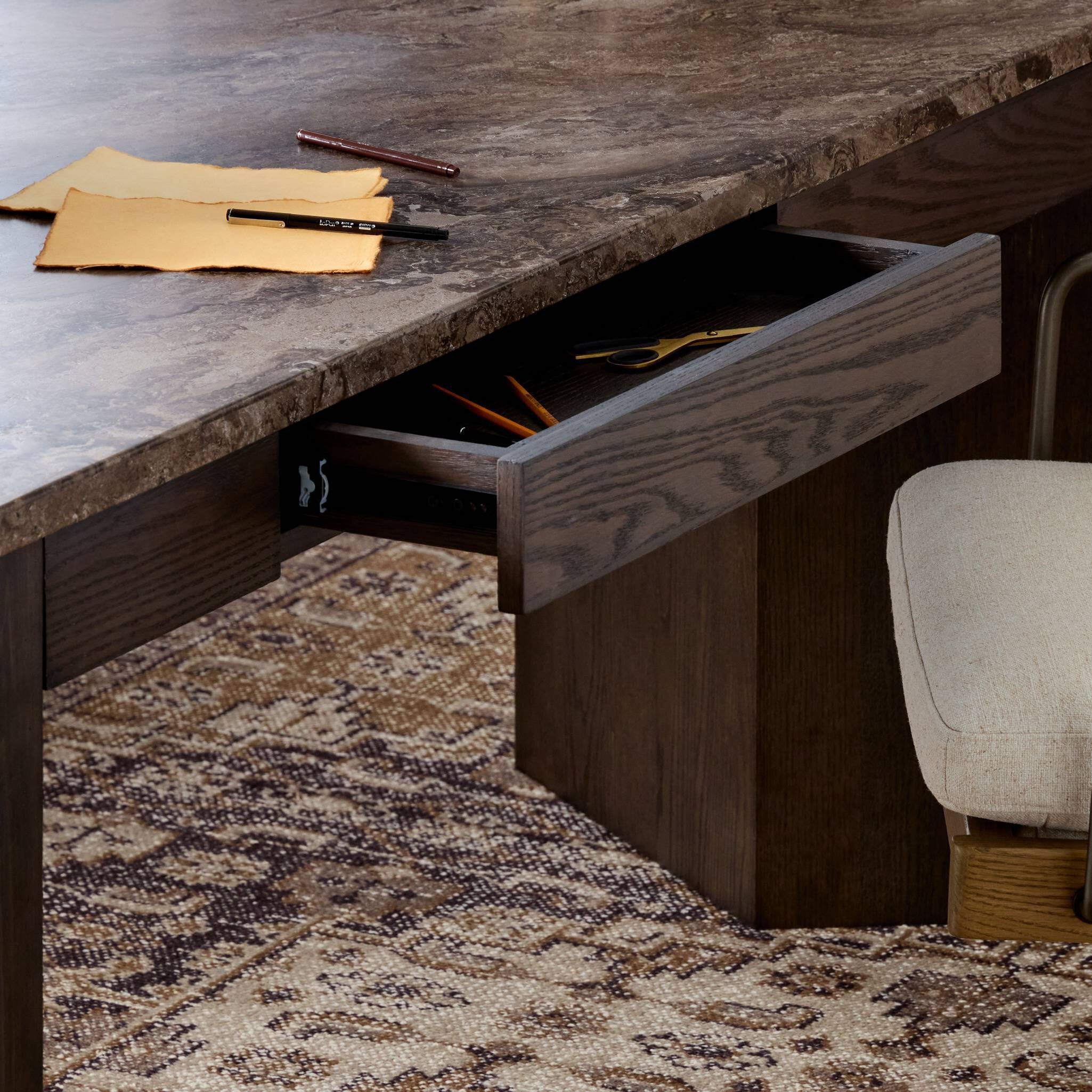 Leonel Desk