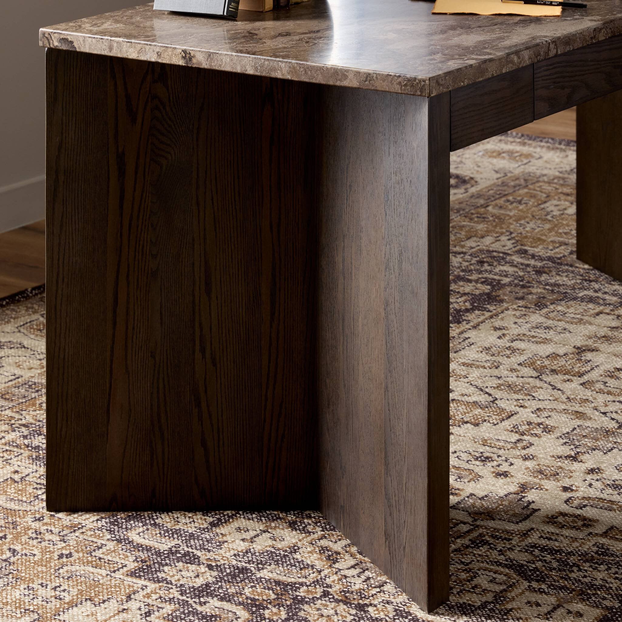 Leonel Desk