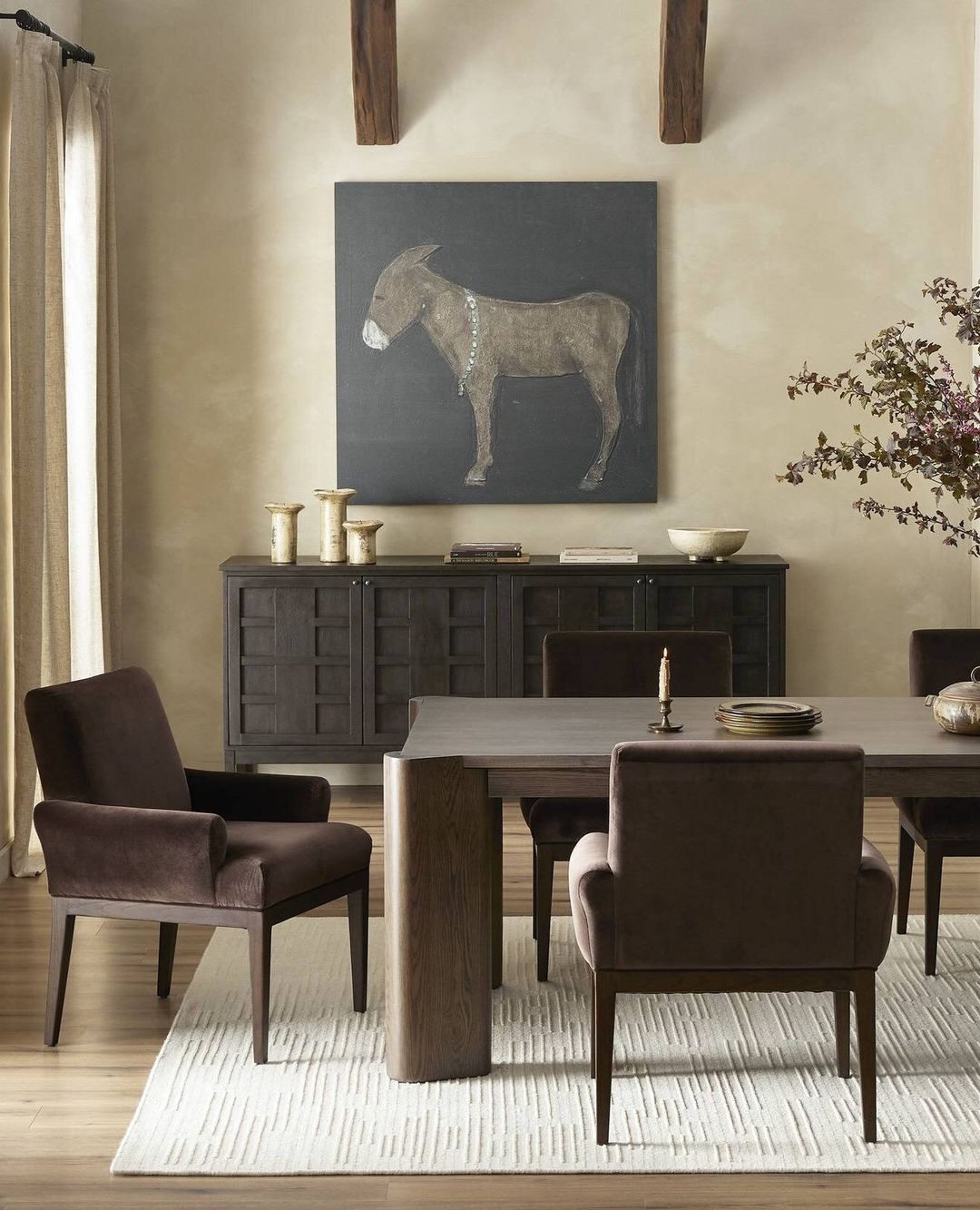 Traditional dining room.jpg__PID:d63e5c78-d5f5-43a5-b4e7-d0923eda34ca